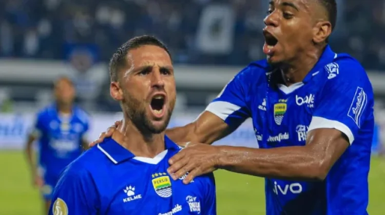 Persaingan Liga 1 Memanas, Persib Masih Kokoh di Puncak Klasemen