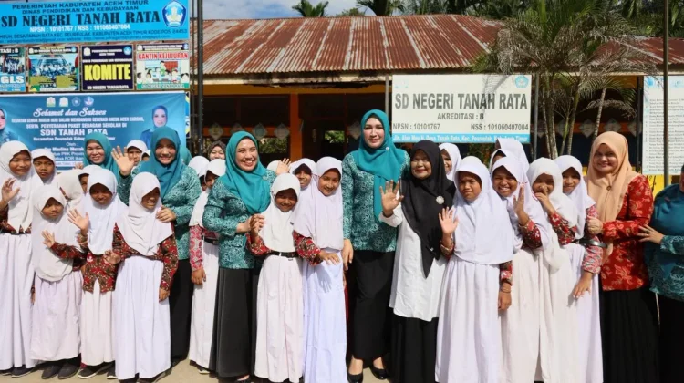 Bunda Guru Aceh Semangati Murid SD Negeri Tanah Rata