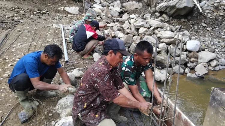 TNI Bersama Warga Kebut Pembangunan Jembatan Aramco di Bener Meriah