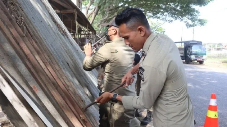 Satpol PP Aceh Besar Bongkar Bangunan Liar di Baitussalam