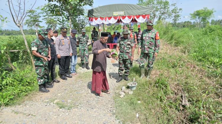 Kodim 0102 bersama masyarakat bangun jembatan Armco di Kecamatan Delima Pidie