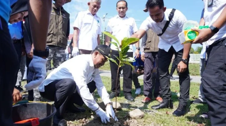 Pemkab Aceh Besar Tanam Pohon pada Hari Bumi