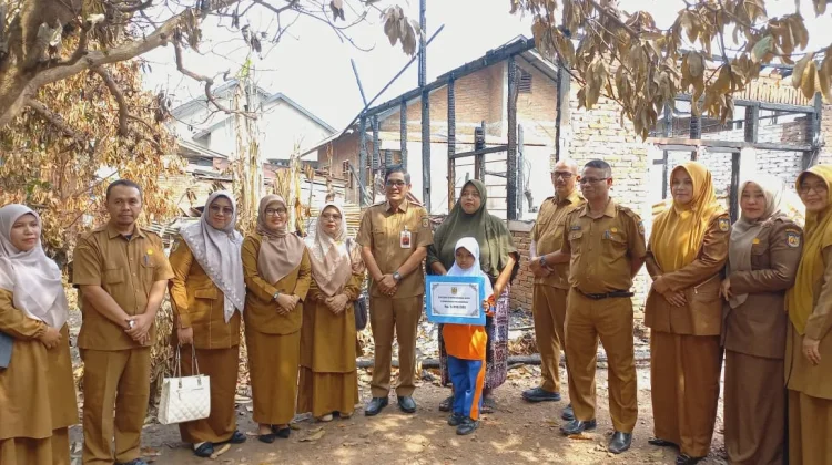 Disdik Banda Aceh Salurkan Bantuan untuk Siswa Korban Kebakaran di Gampong Ilie