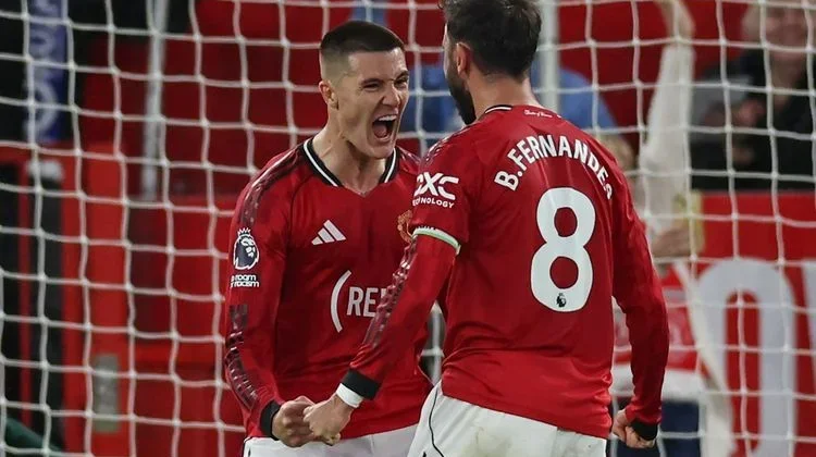 Manchester United Tundukkan Brentford 2-1, Kukuh di Tiga Besar Liga Inggris