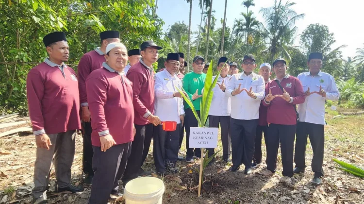 Kemenag Tanam Pohon di Tanah Wakaf Dukung Asta Protas