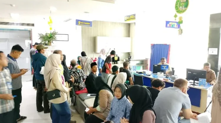 Warga Banda Aceh Serbu Disdukcapil, Ubah Data Pekerjaan