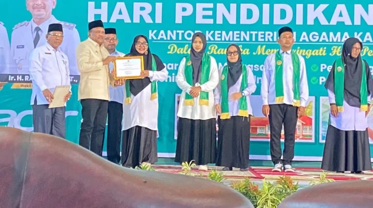 Kepala MIN 32 Bireuen Raih Penghargaan Penulis 12 Buku Sastra Aceh