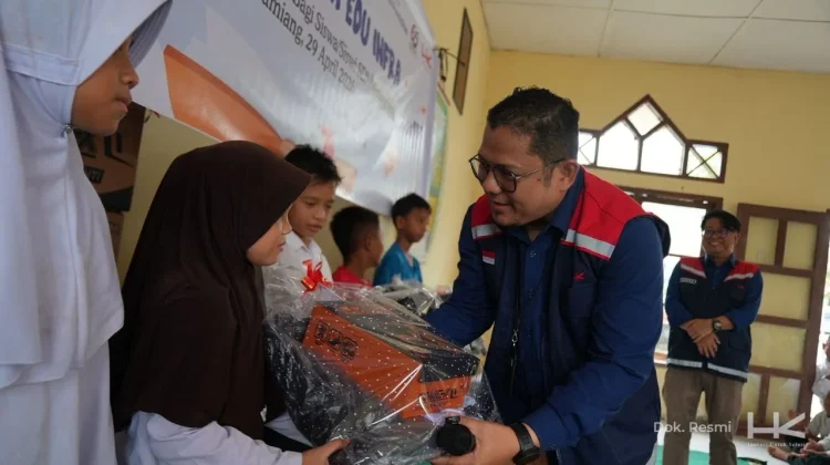 Hutama Karya Bantu Pulihkan Pendidikan dan Semangat Belajar setelah Banjir