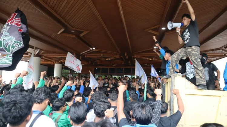 Unjuk Rasa di Kantor Gubernur Aceh, Enam Orang Diamankan Polisi