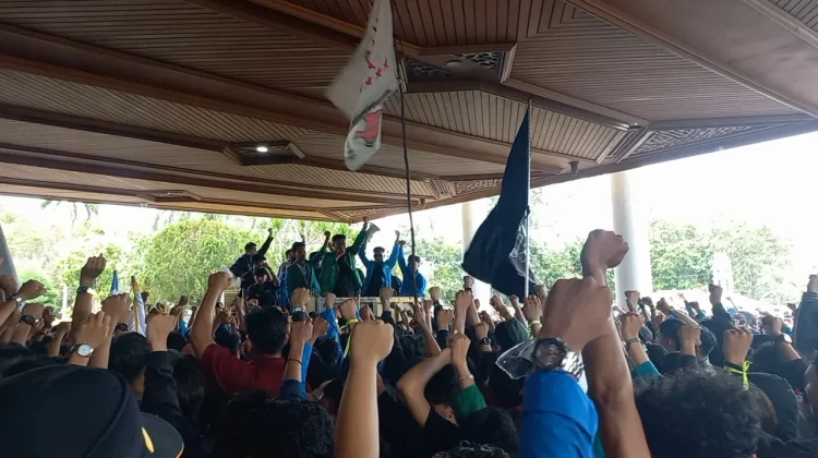 Ratusan Mahasiswa Gelar Demo Tuntut Pergub No. 2 Tahun 2026 di Cabut