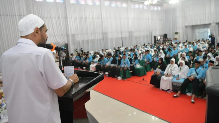 Mualem Lepas Kloter Perdana Calon Jemaah Haji Aceh