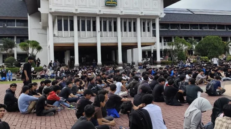 Massa kembali Suarakan Aksi Penolakan Pergub JKA di Kantor Gubernur