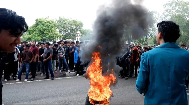 Aksi Protes Pergub JKA, Massa Bertahan hingga Bermalam di Kantor Gubernur
