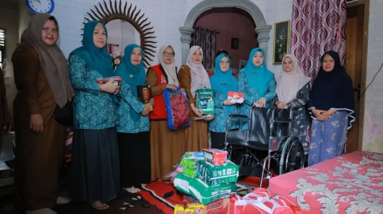 PKK Aceh Besar Serahkan Kursi Roda Bagi Lansia