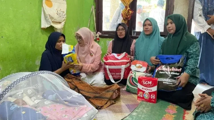 Disabilitas Terima Bantuan Perlengkapan Bayi dari PKK Aceh Besar