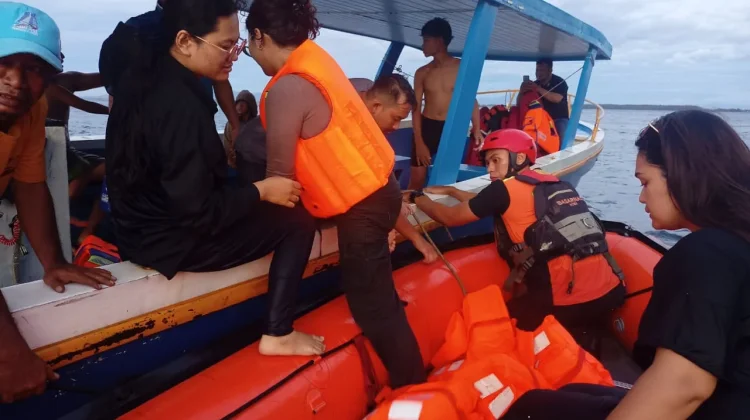 Boat Wisata Terbalik Dihantam Badai di Ujong Pancu