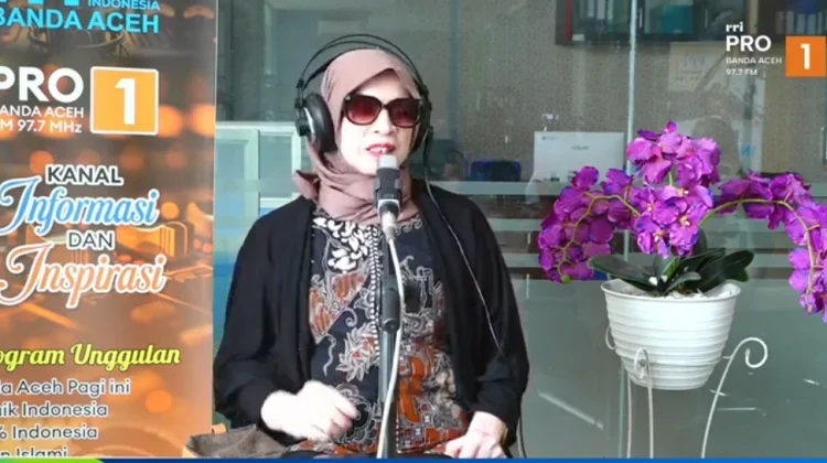 Dibalik Jubah Akademik, Ada Perempuan Albino yang Menggugat Batas