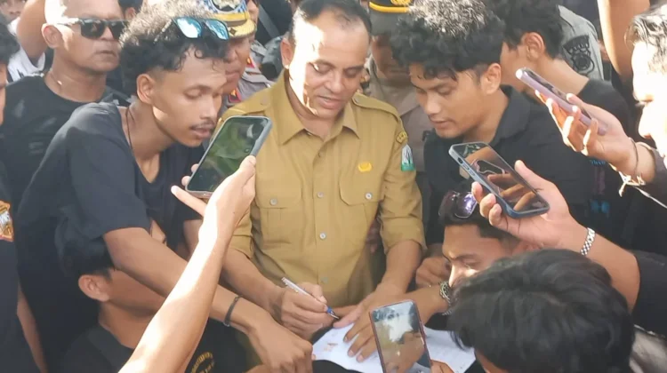 Pemerintah Aceh Cabut Pergub JKA, Ferdiyus Teken Petisi di Tengah Aksi Mahasiswa