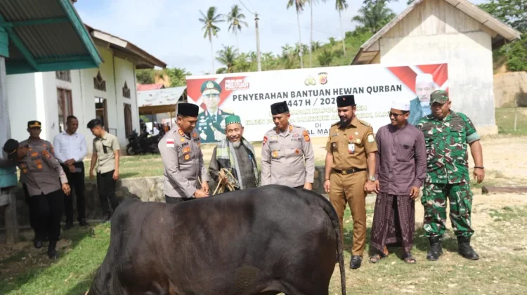 Kapolda Aceh Serahkan Hewan Kurban Untuk Dayah Al Maimanah