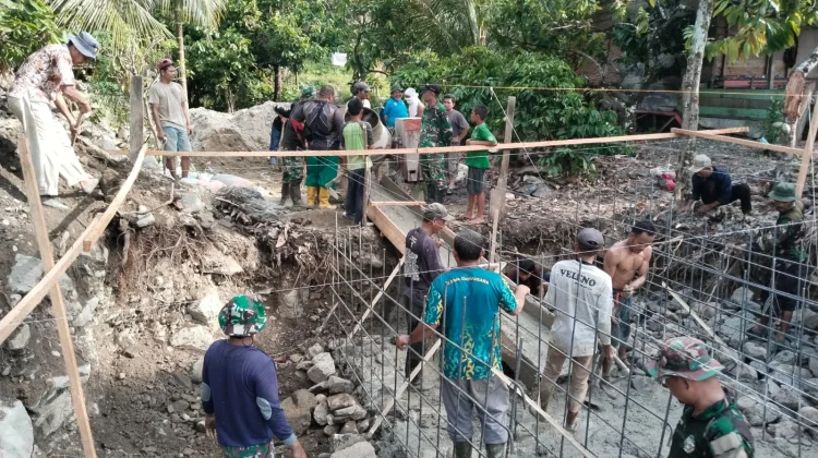 TNI Bersama Warga Gotong Royong Cor Pondasi Jembatan Gantung Perintis Garuda