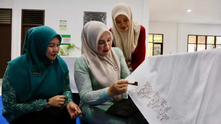 Kak Na Sumbang 3 Canting Batik Cap dan 1 Mesin Tenun untuk Dekranasda Aceh Besar