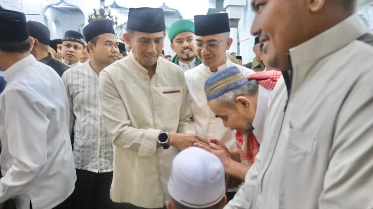 Kapolda Aceh Serahkan Satu Ekor Sapi ke Warga