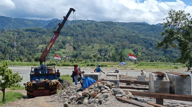 Jembatan Gantung Perintis di Desa Kumbang Jaya Mulai Dipasang Pylon