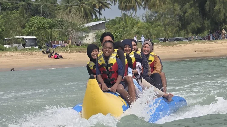Wahana Banana Boat di Aceh Jaya Diserbu Wisatawan