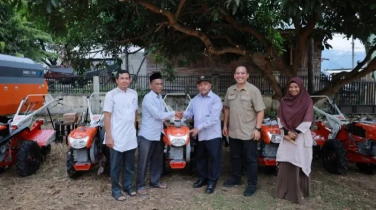 Pemkab Aceh Besar Salurkan Puluhan Alat dan Mesin Pertanian untuk Petani