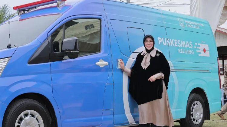 Illiza Serahkan Ambulans Puskesmas Keliling di Alue Naga