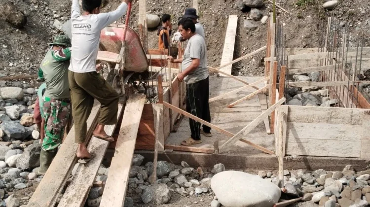 Jembatan Perintis di Desa Jambur Mamang Masuki Tahap Pengecoran Lantai Pondasi