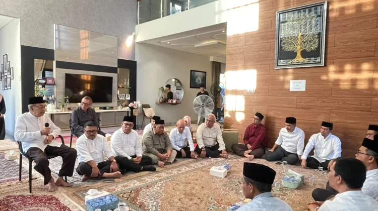 Sekda Aceh Bersama Pimpinan SKPA Takziah ke Rumah Duka Almarhum dr. Zaini Abdullah