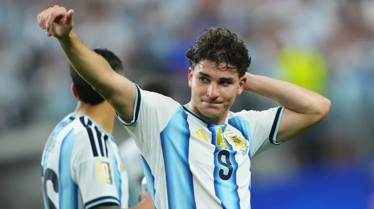 Julian Alvarez Kagum pada Messi: "Semua Orang Tahu Dia yang Terbaik"