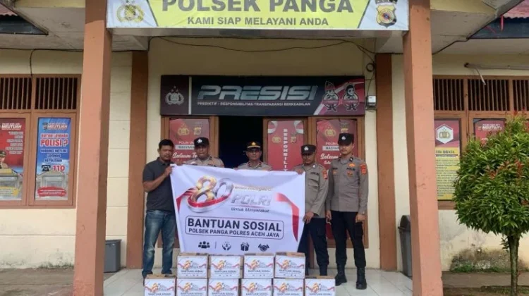 Polsek Panga Bagi-bagi Bansos ke Warga
