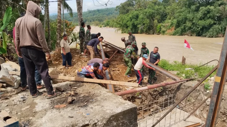Kodim 0108/Agara Pasang Besi Pylon Jembatan Gantung di Desa Kati Maju