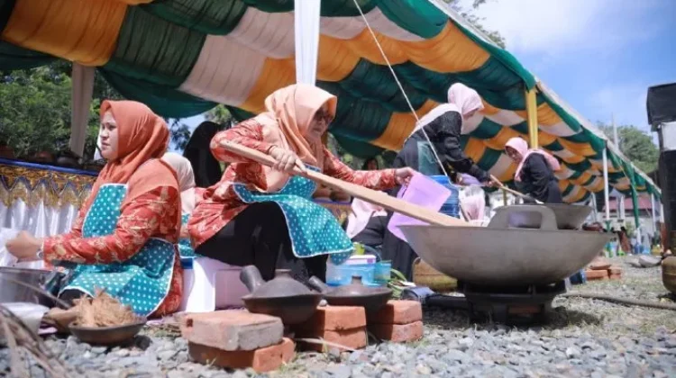 Ibu-ibu di Aceh Besar Meriahkan Lomba Masak Bubur Asyura dan Teut Apam