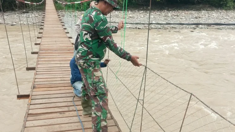 Pemasangan Pagar Kawat Jembatan Gantung di Desa Buntul Kendawi Dipercepat