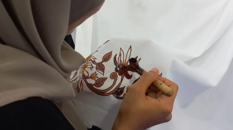 Rumoh Batik Kutamalaka Kembangkan Batik Khas Aceh Besar