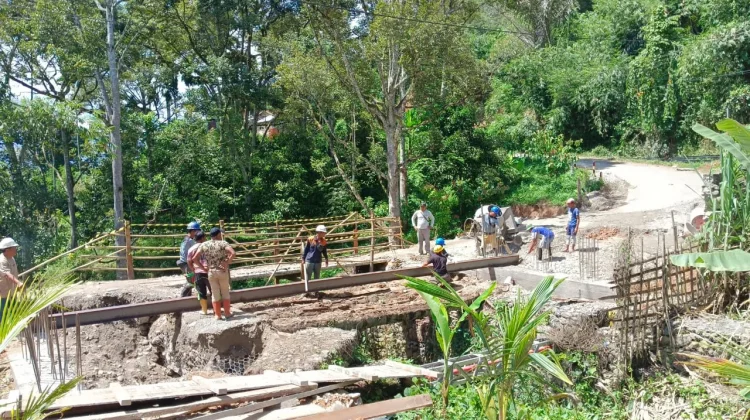 Pembangunan Jembatan Beton di Lawe Sikap 1  Masuki Tahap Pemasangan Besi Penahan