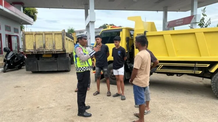 Satlantas Polres Aceh Jaya Tertibkan Antrean Kendaraan di SPBU Calang