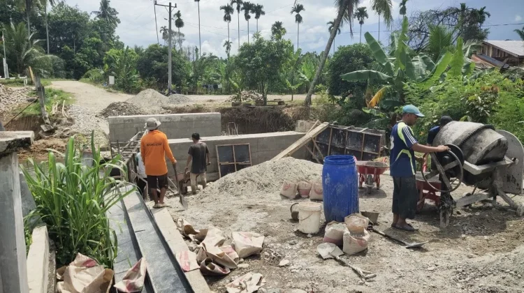 Pondasi Jembatan Beton di Desa Lawe Serke, Aceh Tenggara mulai dicor