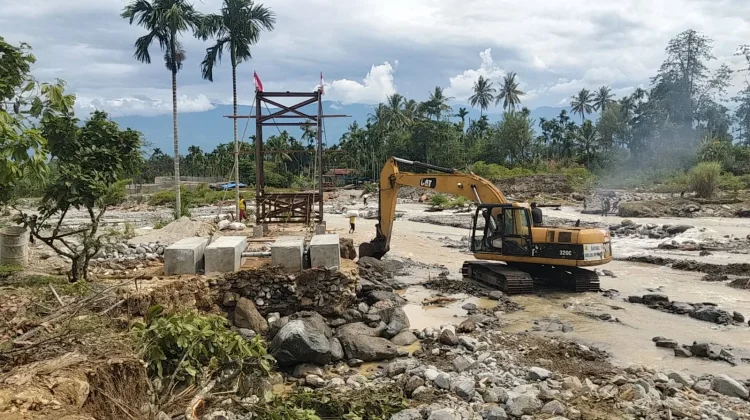 TNI Bersama Warga Normalisasi Aliran Sungai Pantai Timur Aceh Tenggara