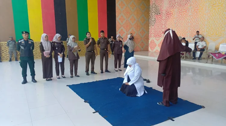 Enam Terpidana Pelanggar Syariat Islam di Banda Aceh Dihukum Cambuk