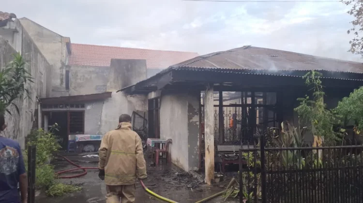 Sebuah Rumah di Komplek BTN Darul Imarah Aceh Besar Ludes Terbakar