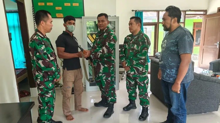 Warga Serahkan Senjata Api Rakitan pada Koramil 09/Ulee Kareng