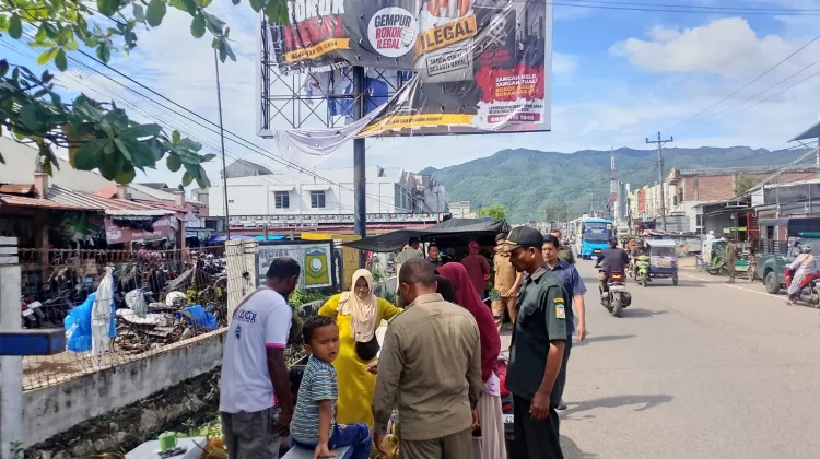 Satpol PP dan WH Aceh Besar Tertibkan PKL di Pasar Ketapang
