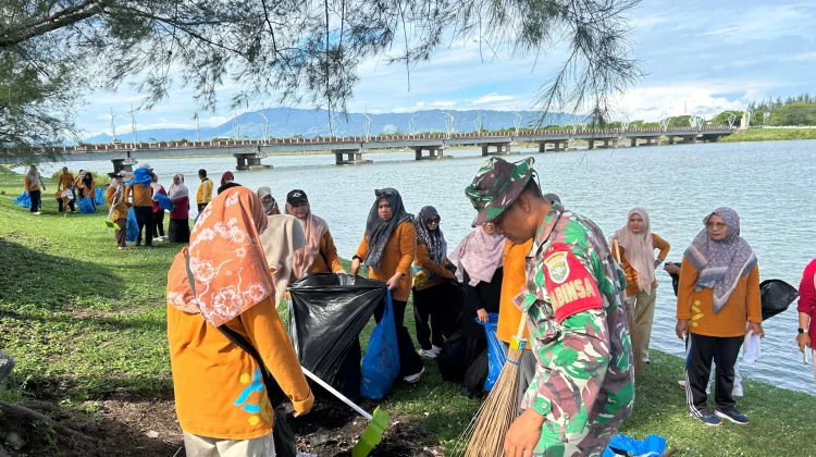 Gerakan ASRI Warnai Rangkaian Harganas ke-33, BKKBN Aceh Bersihkan Pantai Alue Naga
