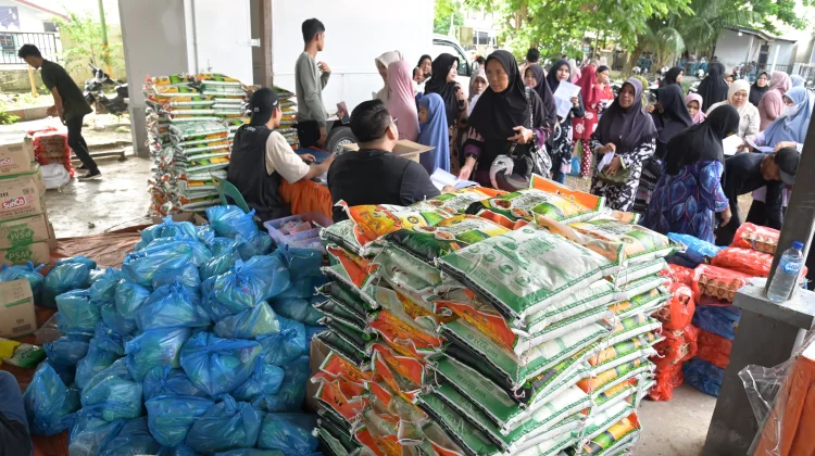 Ratusan Warga Serbu Pasar Murah di Darul Imarah