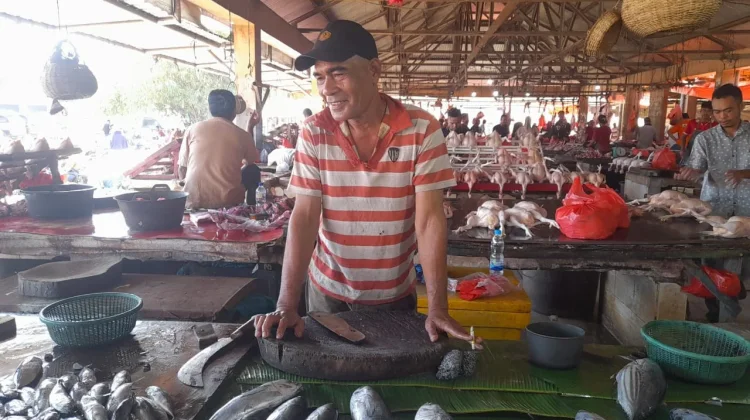 Harga Ikan di Pasar Lambaro Melonjak Akibat Cuaca Buruk