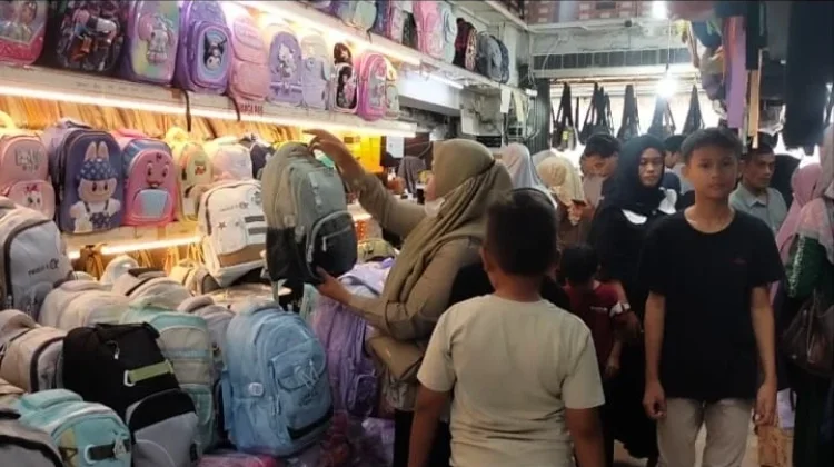 Memasuki Tahun Ajaran Baru, Warga Banda Aceh Berburu Perlengkapan Sekolah
